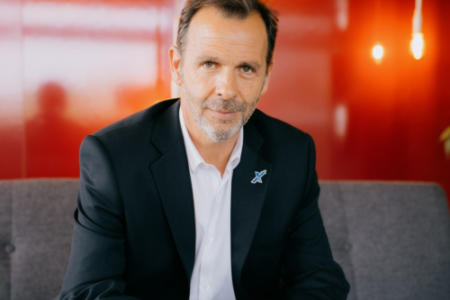 Francisco Ferreira Lima, CEO da Maxfinance, sentado num sofá em ambiente de escritório